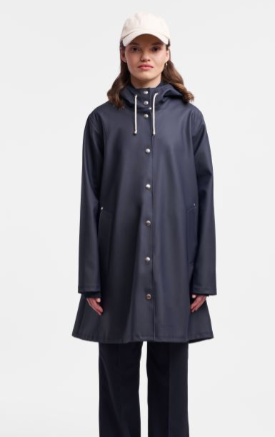Stutterheim e il futuro del rainwear: come un marchio scandinavo ha ridefinito il rapporto tra stile, funzionalit&agrave; e mercato globale